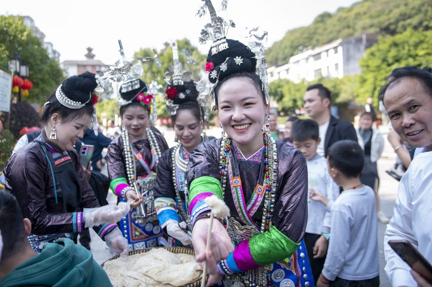 在貴州省從江縣丙梅街道平瑞村，村民在“村晚”上表演節目。
