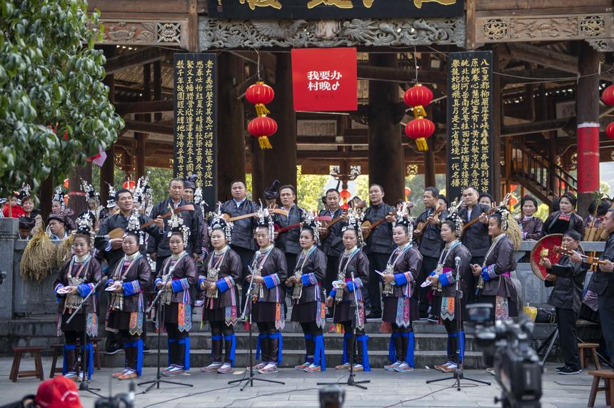 在贵州省从江县丙梅街道平瑞村，村民在“村晚”上表演节目。