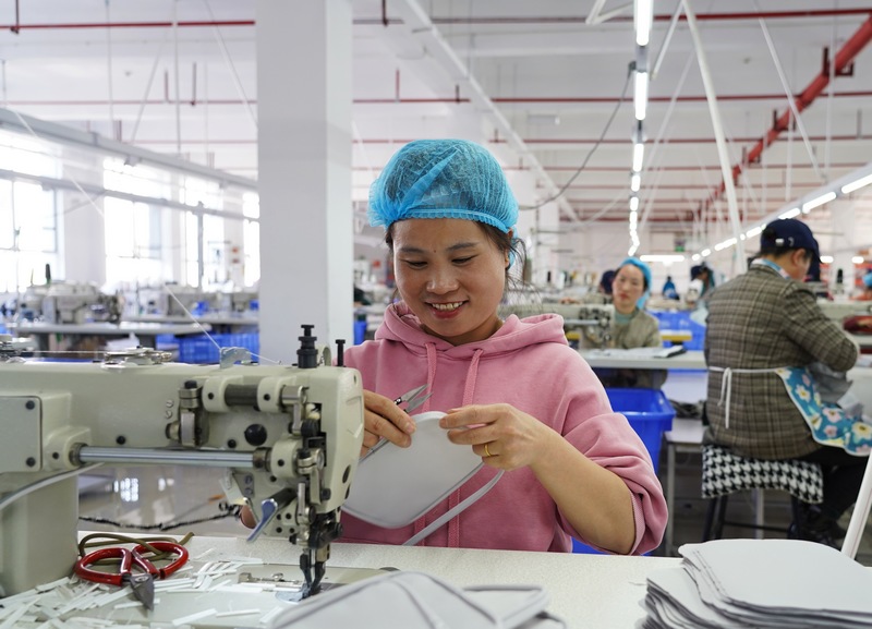 2月19日，贵州森雍手袋制造有限责任公司，工人在忙碌。杨英摄