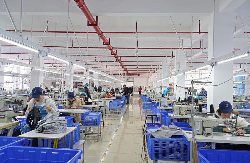 2月19日，貴州森雍手袋制造有限責任公司，工人在忙碌。楊英攝