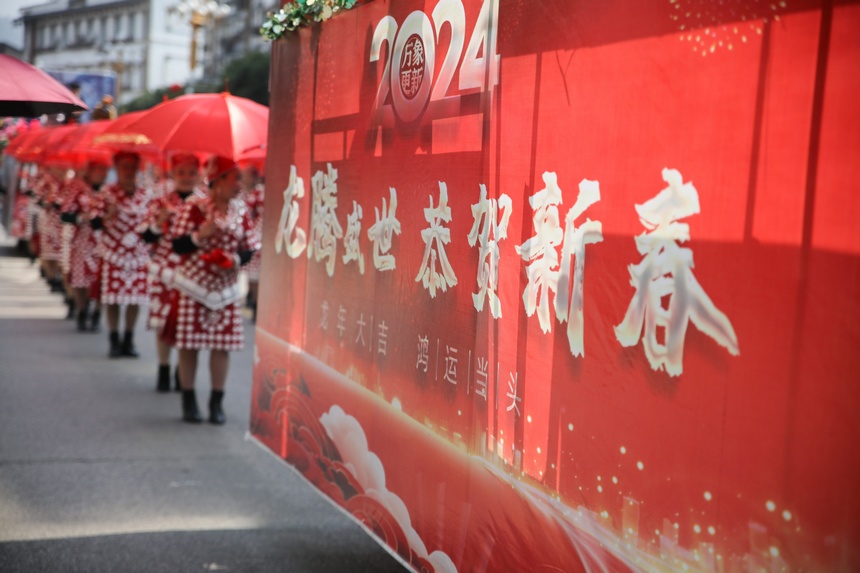 群众在施秉县参加龙灯会巡游展演。