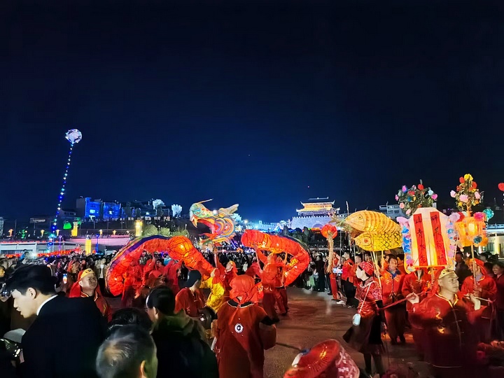 图为旧州耍龙现场。龙江摄