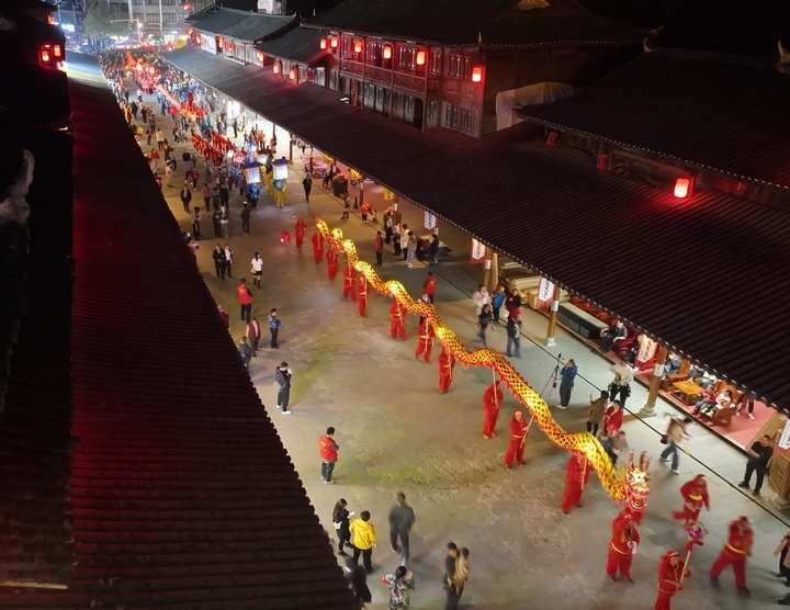 图为旧州镇龙灯展演。张平摄