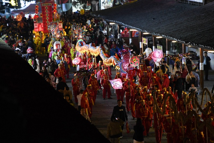 图为黄平县旧州古镇龙灯巡游现场。陈孝新摄