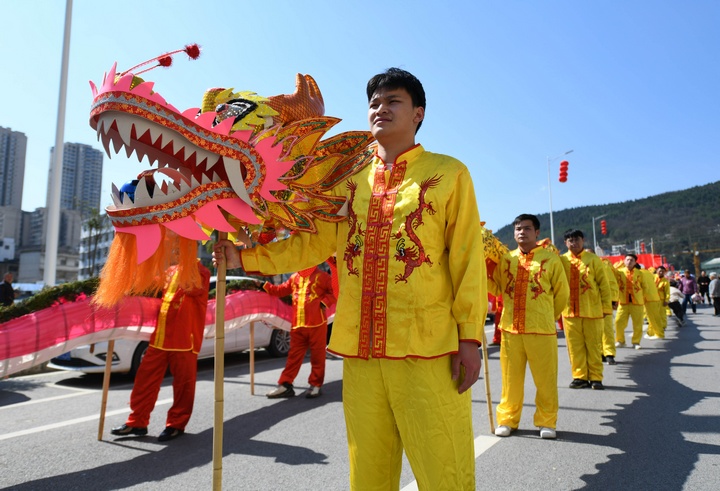 图为舞龙灯现场队员整装待发。陈孝新摄