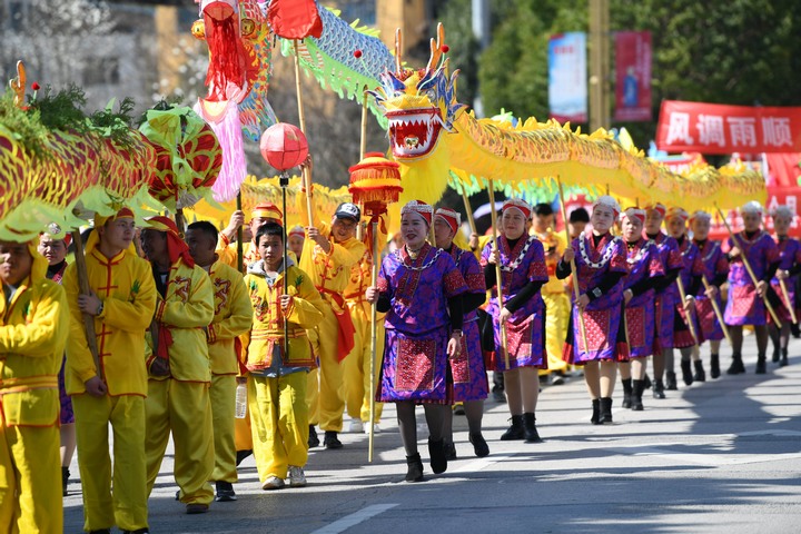 图为一支龙灯队伍在巡游中。陈孝新摄