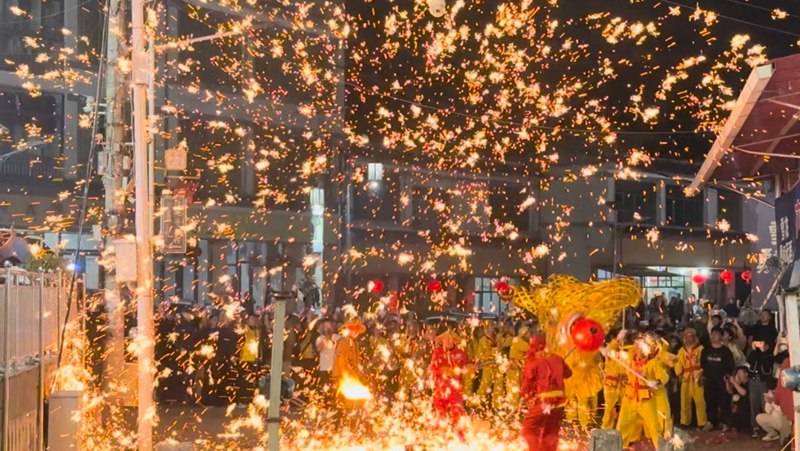 修文縣六廣鎮開展新春舞龍燈活動。