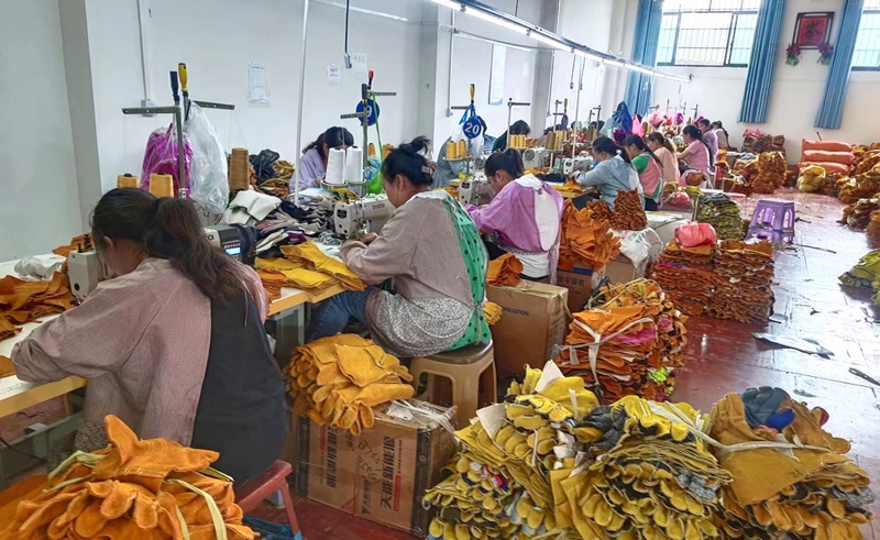 独山县新鑫皮革加工厂，机器的轰鸣声与工人的忙碌身影相互交织。