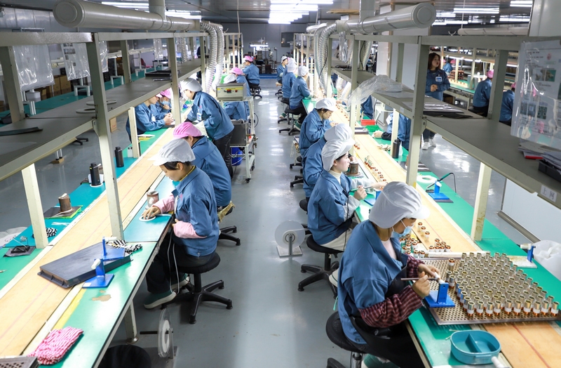 _2月18日，在后藤電子科技（貴州）有限公司生產車間，工人們加緊趕制訂單，生產線已基本實現滿負荷生產。