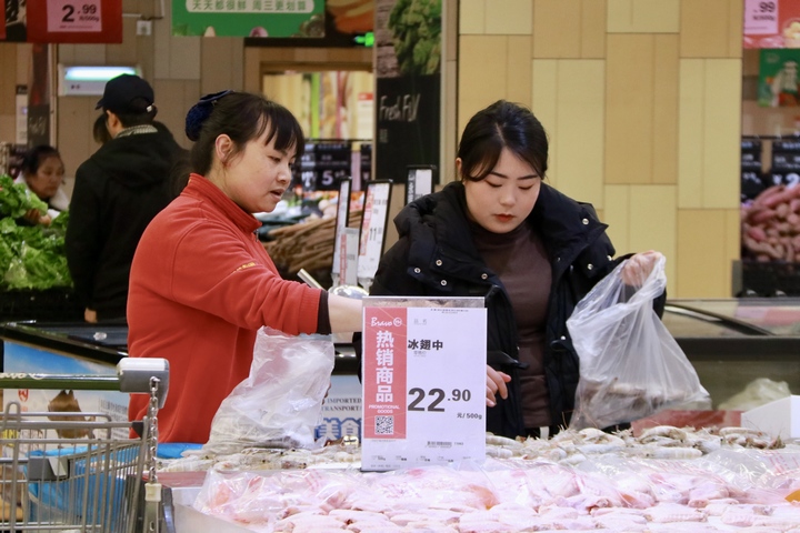 市民在超市内选购商品。