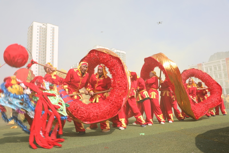 在石阡縣仡佬族毛龍節上，78支毛龍燈隊正在上演舞龍大賽。郭嬌攝