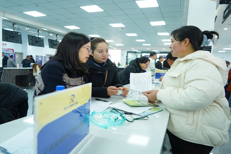 2月22日，在“威鄞攜手·共富未來”招聘會現場，求職者在咨詢企業情況。