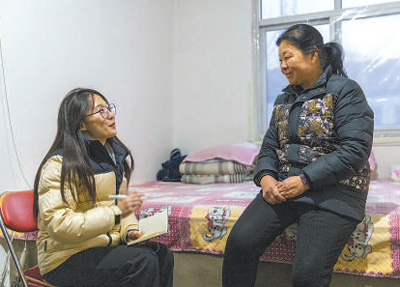 圖為張佳瑩（左）在村民家中採訪。