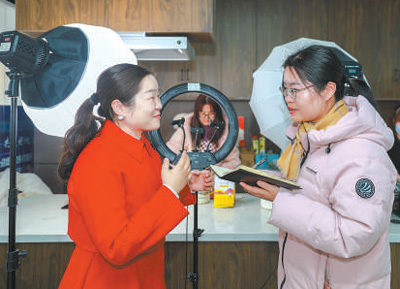 图为姚雪青（右）在采访产业园负责人。