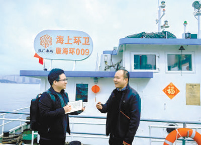 圖為劉曉宇（左）在採訪環衛工作者。