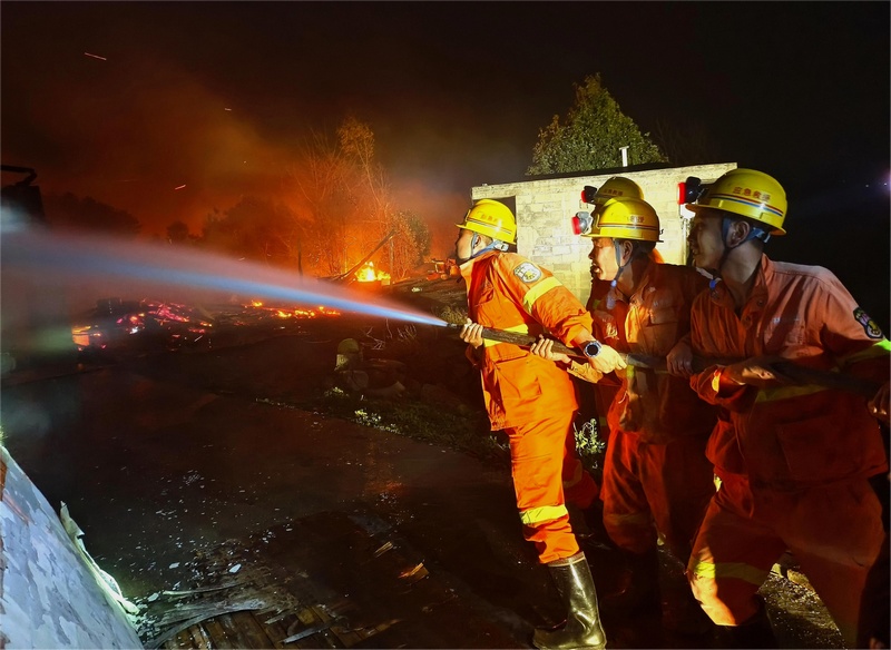 林華煤礦救護中隊指戰員參與地方山火救援1.jpg