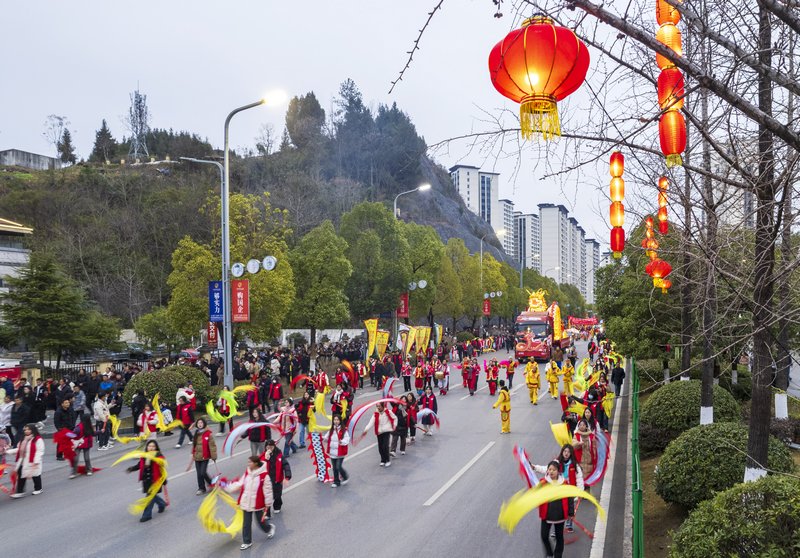2月24日，彩龙队在贵州省道真仡佬族苗自治县上坝乡观看巡游表演。