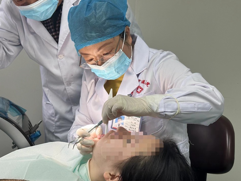 贵州医科大学附属口腔医院帮扶专家毛岭博士正在给患者治疗口腔疾病。张云劲 摄