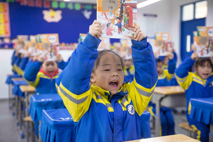 2024年2月26日，贵州省黔东南苗族侗族自治州施秉县第四小学一年级（1）班学生展示刚领到的新课本。