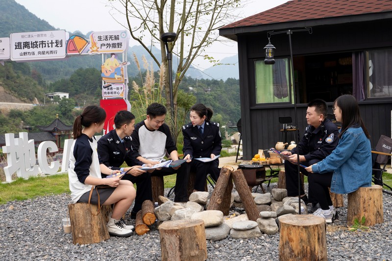 3 圖為服務鄉村旅游，深入轄區露營基地開展服務 ).jpg
