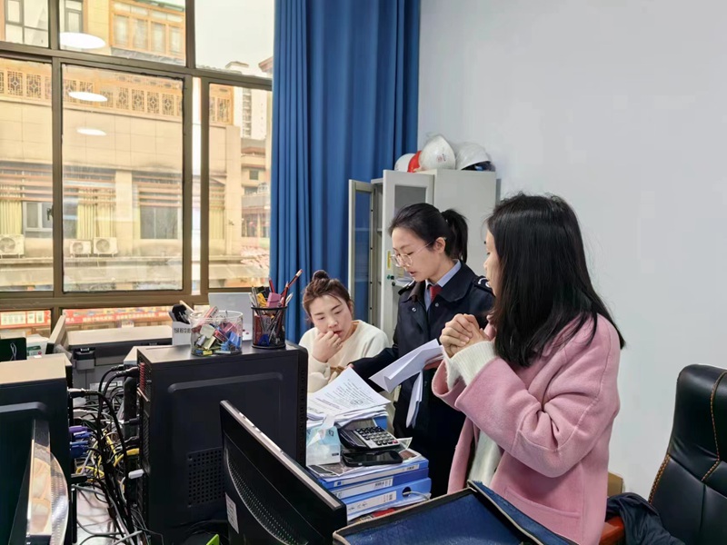 黎平税务工作人员上门辅导纳税人。