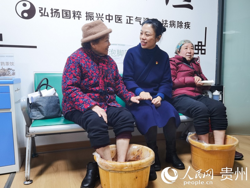 在河滨街道金地健康小屋，袁姝（中）与社区居民进行交流。人民网记者 王秀芳摄