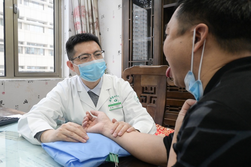 全国人大代表、贵州中医药大学第二附属医院针灸科主任杨硕正在工作。
