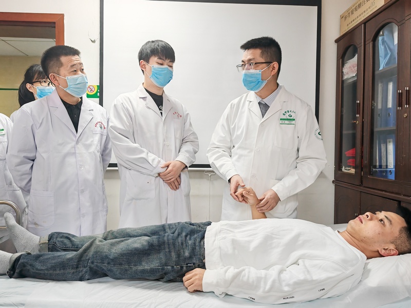 杨硕开展诊疗现场。