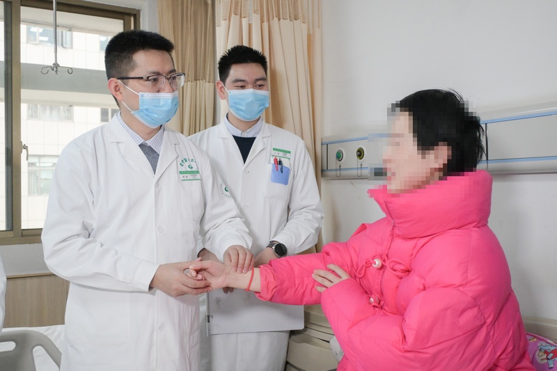 楊碩正在為患者診療。
