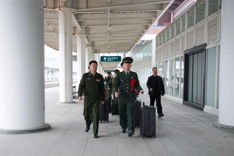 在貴陽東站迎接退役士兵。