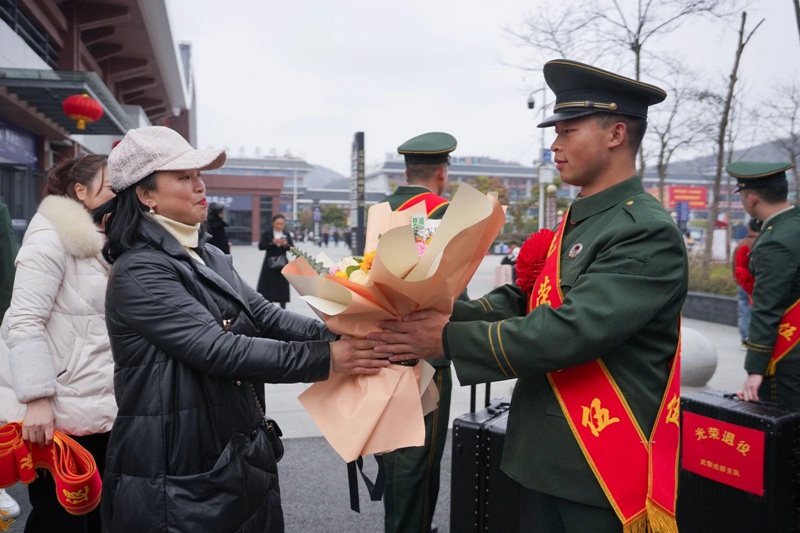 軍人家屬給退役士兵送鮮花。