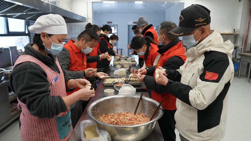 志愿者包饺子.JPG