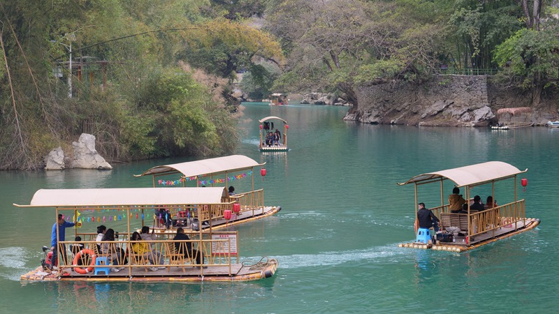 游客在大小井風景名勝區乘坐竹筏。