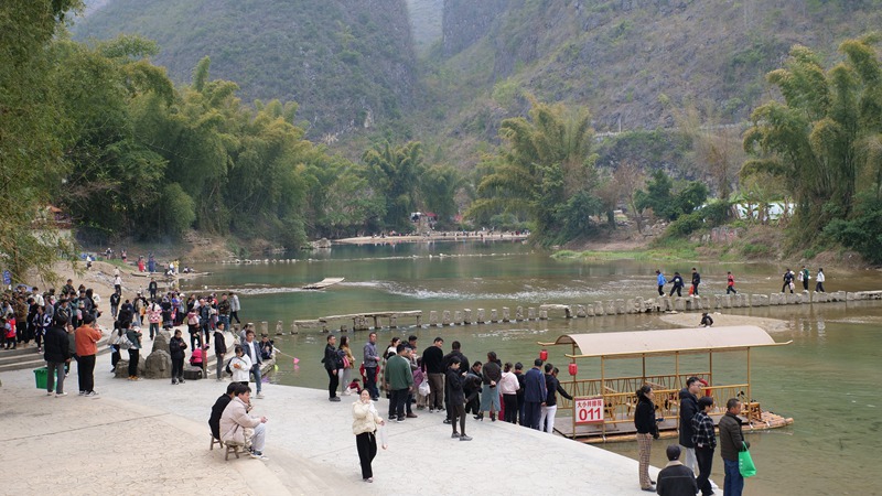游客在大小井风景名胜区游玩。