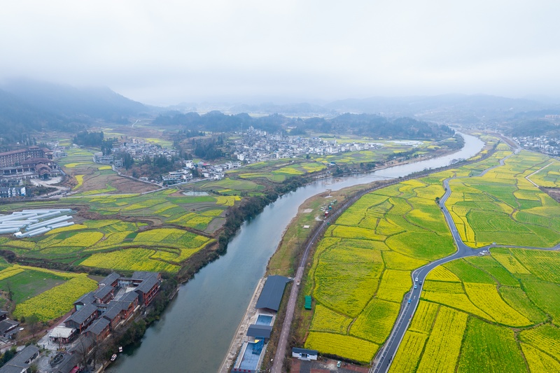 航拍黔南州貴定縣“金海雪山”景區。人民網記者 涂敏攝