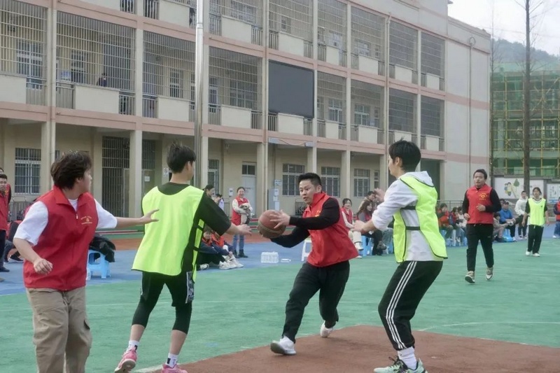 篮球赛场上的精彩瞬间.jpg
