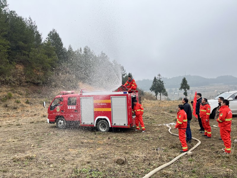 高寨鄉練習使用消防器材。