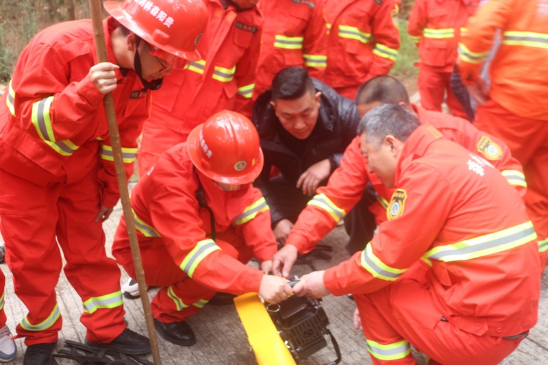 南龙乡应急救援队员学习如何使用灭火器具。