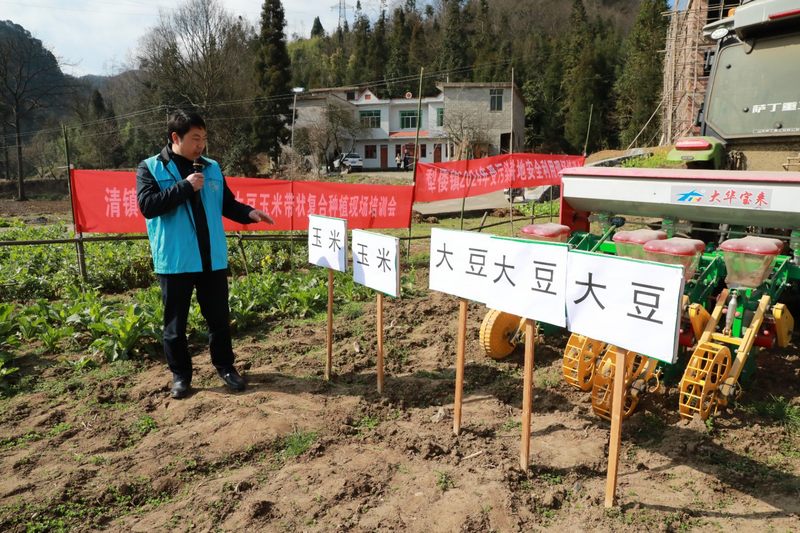 清鎮市農業農村局農技專家講解種植技術要點。任芳靚 攝.jpg