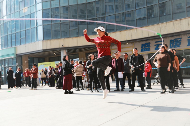 2024年3月5日，群众在贵州省黔西市阳光城广场跳绳。