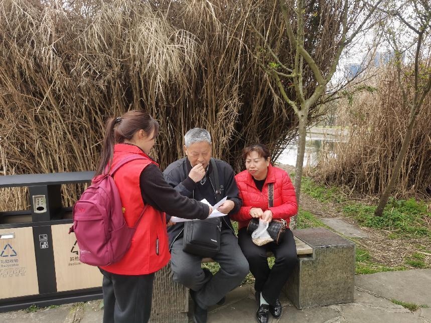 贵州民族大学青年志愿者联合会志愿者宣传生态保护相关知识。