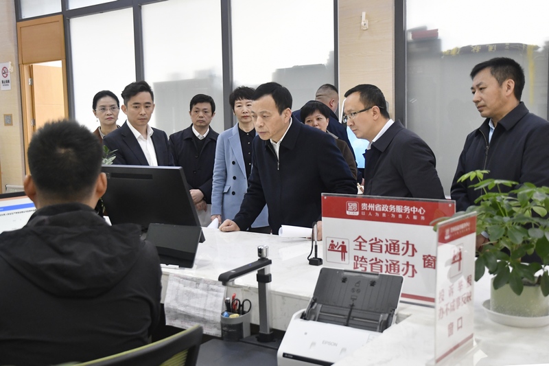 贵州省水利厅党组书记、厅长周登涛在体验涉水行政审批办理流程。