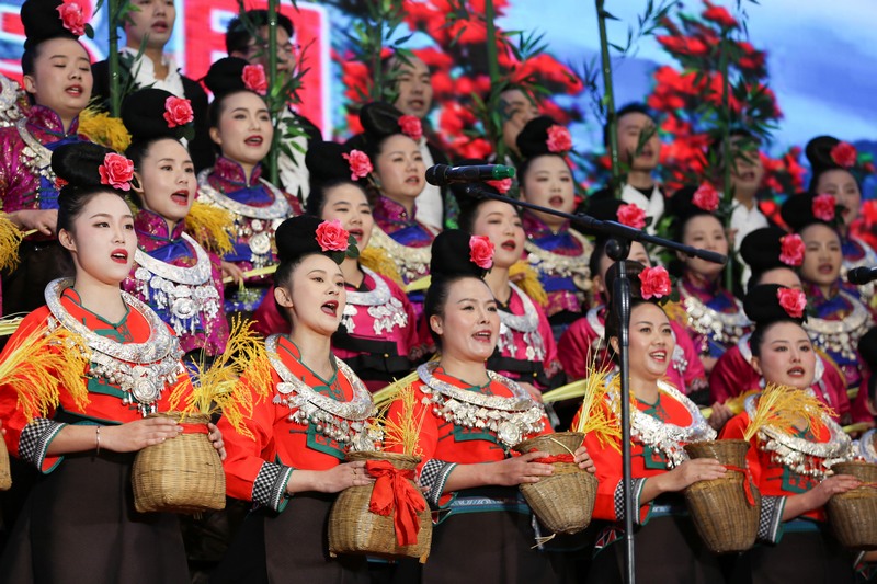 3月6日，人们在贵州省黔东南苗族侗族自治州丹寨县参加合唱比赛，喜迎“三八”国际妇女节到来。