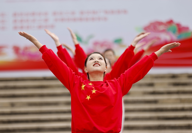 2024年3月7日，在贵州省黔东南苗族侗族自治州施秉县城三角洲广场，女职工在参加“迎三八”工间操比赛。
