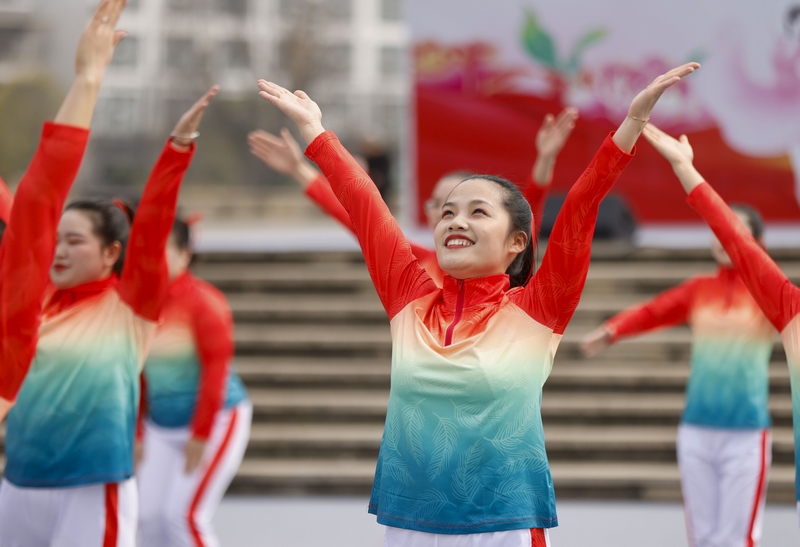 2024年3月7日，在贵州省黔东南苗族侗族自治州施秉县城三角洲广场，女职工在参加“迎三八”工间操比赛。