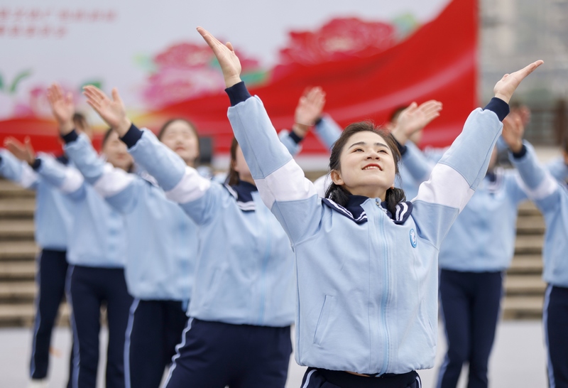 2024年3月7日，在贵州省黔东南苗族侗族自治州施秉县城三角洲广场，女职工在参加“迎三八”工间操比赛。