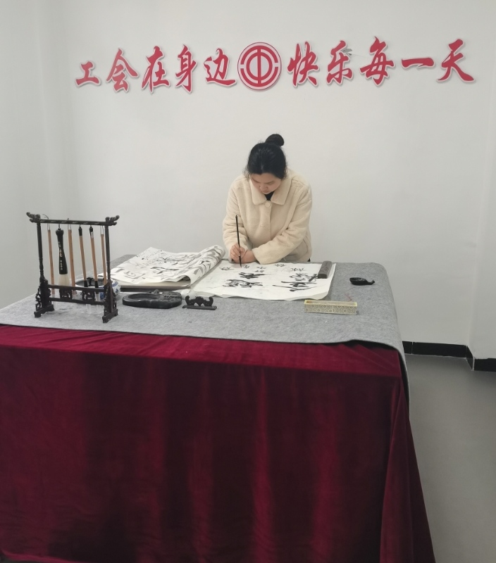 陈玉清在职工之家练习书法。