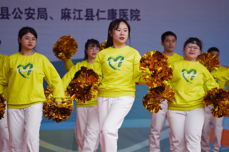 3月7日，干部职工在贵州省麻江县市民广场进行工间操比赛。