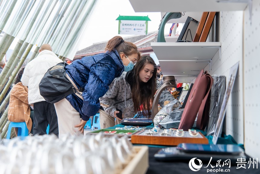 “黔货出山·贵州妈妈好味道”妇女特色产品展销活动现场。人民网记者 涂敏摄