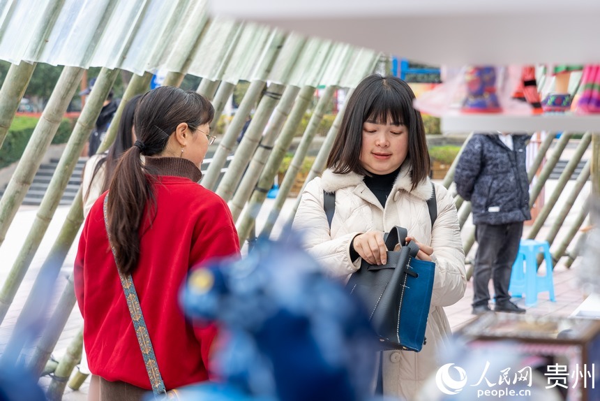 “黔货出山·贵州妈妈好味道”妇女特色产品展销活动现场。人民网记者 涂敏摄